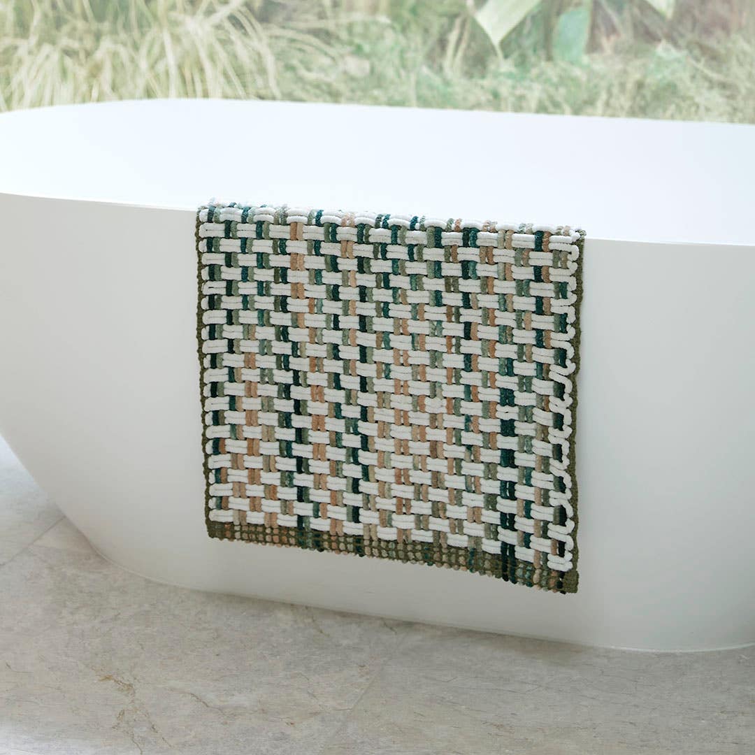https://s3-ap-southeast-2.amazonaws.com/fusionfactory.commerceconnect.bbnt.production/pim_media/000/200/480/M_F_Summer_S25-26_LS_Bathroom_Bathmats_Oli_Green_V1_SI.jpg?1757026406