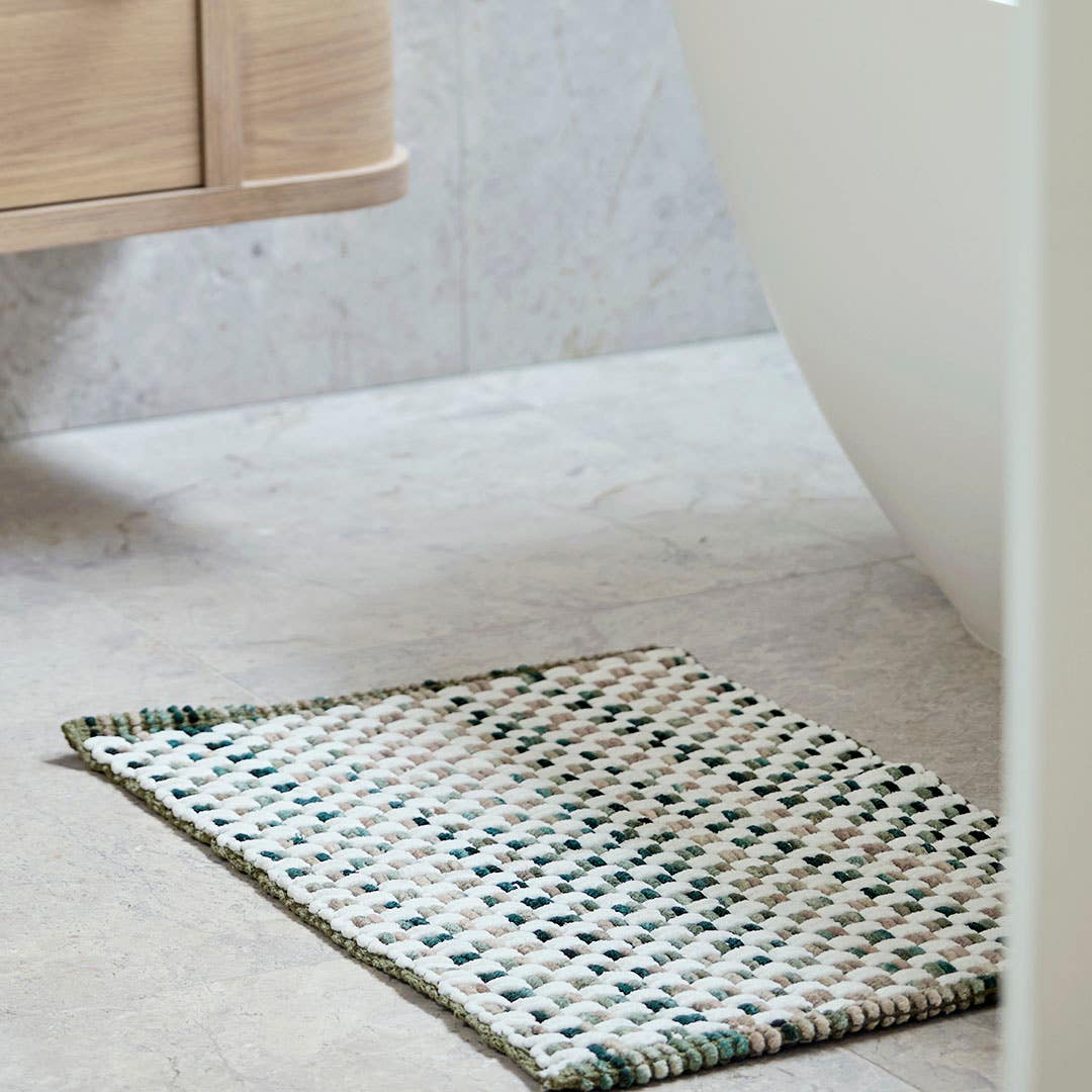https://s3-ap-southeast-2.amazonaws.com/fusionfactory.commerceconnect.bbnt.production/pim_media/000/200/482/M_F_Summer_S25-26_LS_Bathroom_Bathmats_Oli_Green_V3_SI.jpg?1757026469