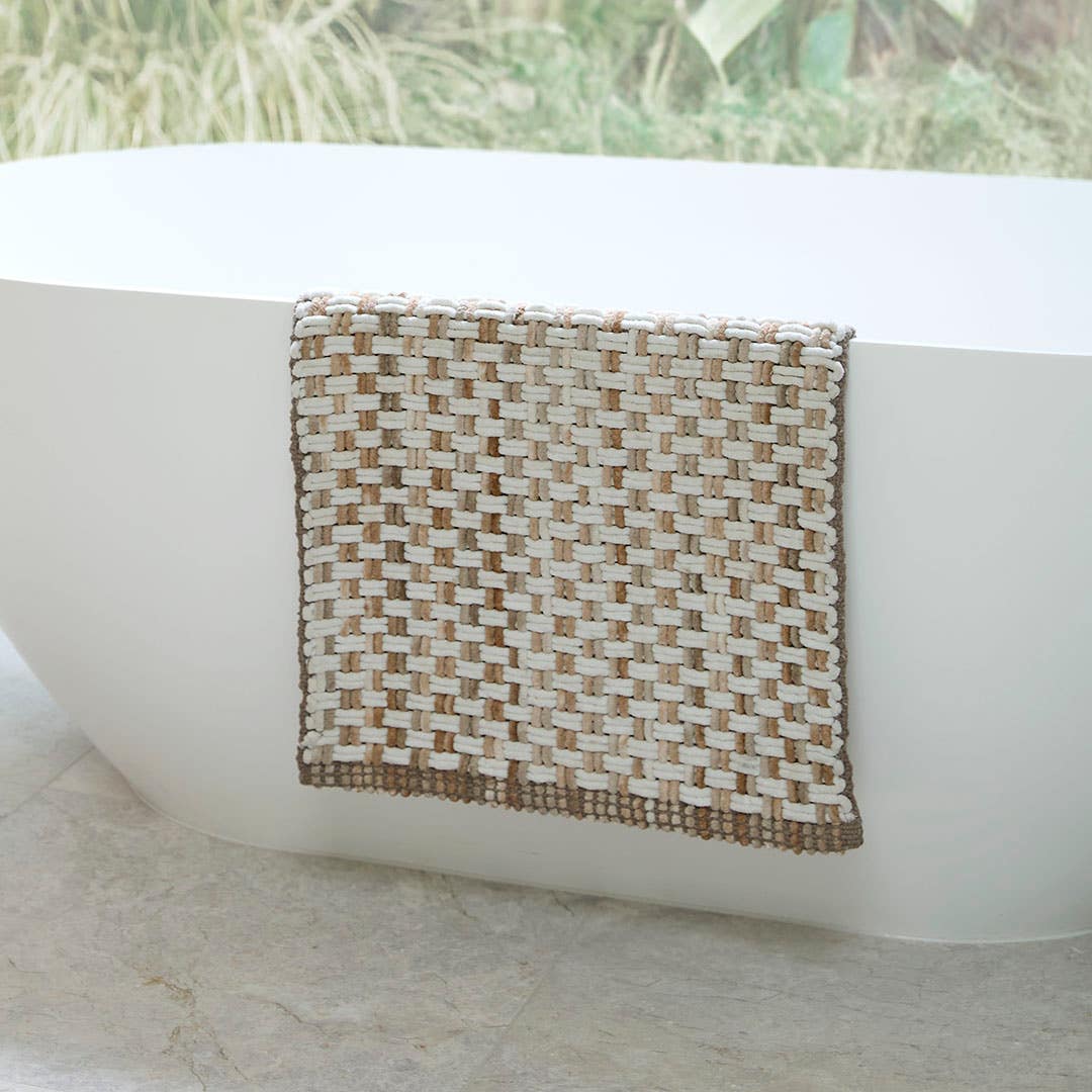 https://s3-ap-southeast-2.amazonaws.com/fusionfactory.commerceconnect.bbnt.production/pim_media/000/200/490/M_F_Summer_S25-26_LS_Bathroom_Bathmats_Oli_Natural_V1_SI.jpg?1757027380