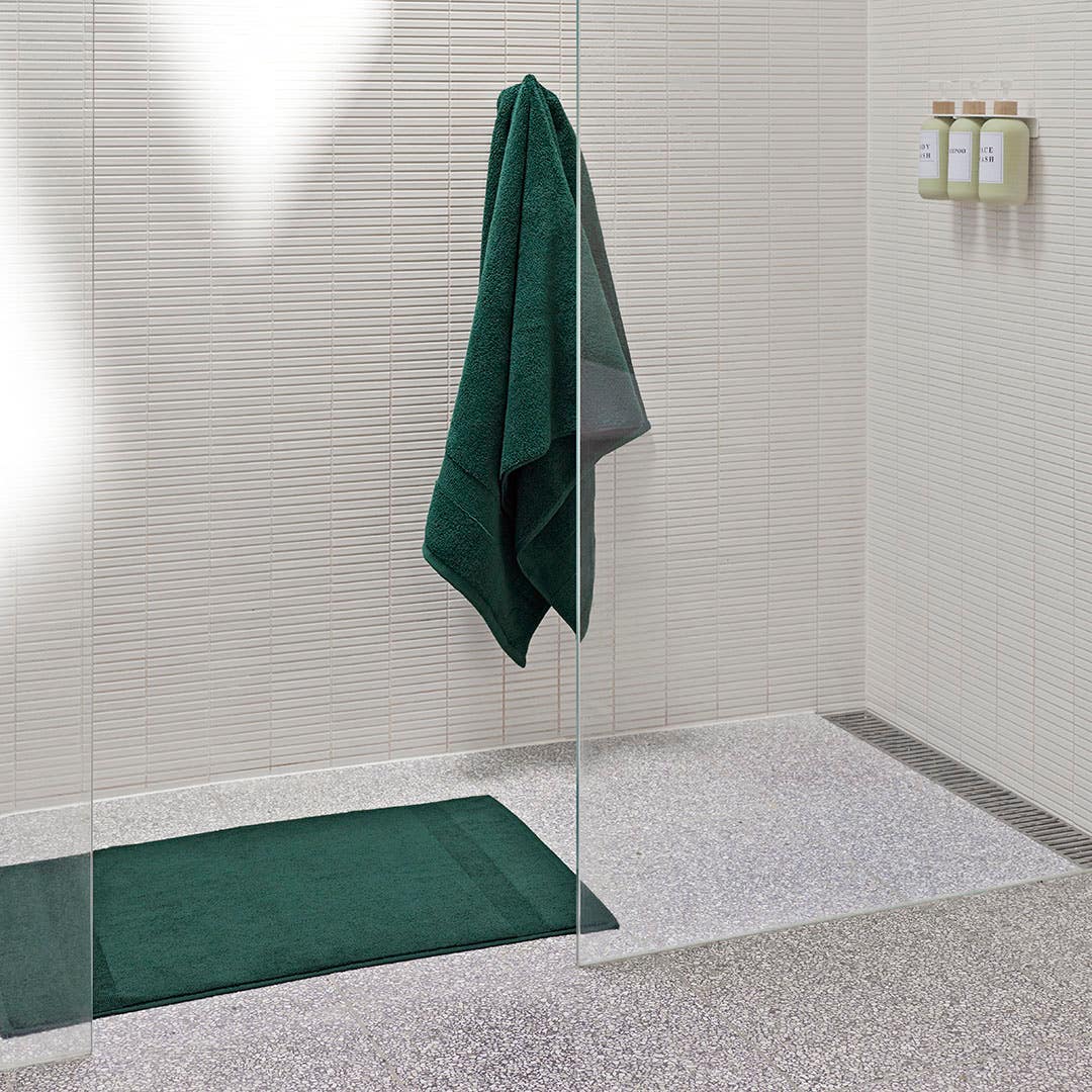 https://s3-ap-southeast-2.amazonaws.com/fusionfactory.commerceconnect.bbnt.production/pim_media/000/200/513/M_F_Summer_S25-26_LS_Bathroom_Towel_Bathmat-Ultra_Soft_Forest-Green_SI.jpg?1757029906