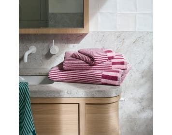 https://s3-ap-southeast-2.amazonaws.com/fusionfactory.commerceconnect.bbnt.production/pim_media/000/203/231/M_F_Summer_S25-26_LS_Bathroom_Towels_Kaito_Set_V4_SI.jpg?1761011044