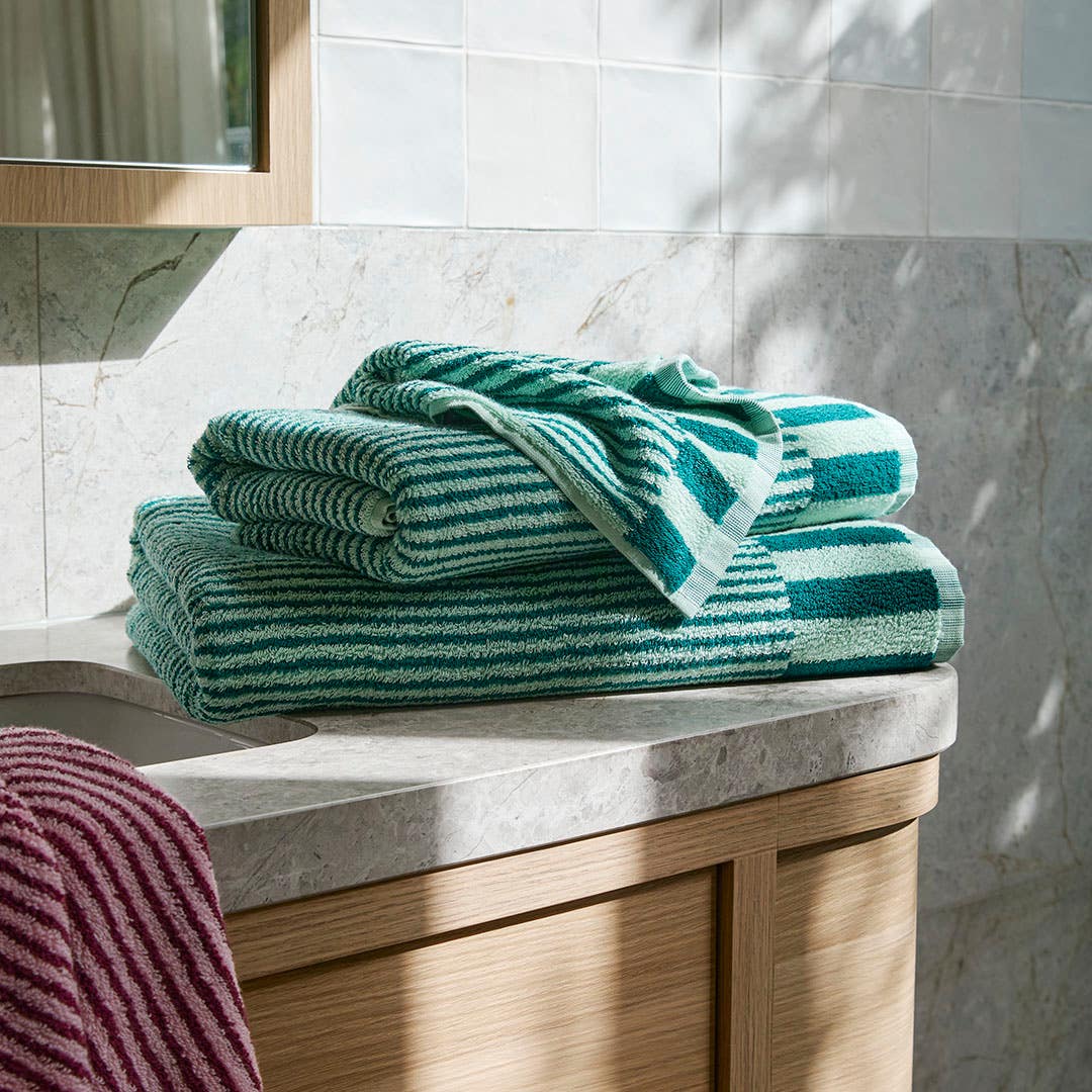 https://s3-ap-southeast-2.amazonaws.com/fusionfactory.commerceconnect.bbnt.production/pim_media/000/203/238/M_F_Summer_S25-26_LS_Bathroom_Towels_Kaito_Set_V6_SI.jpg?1761011844