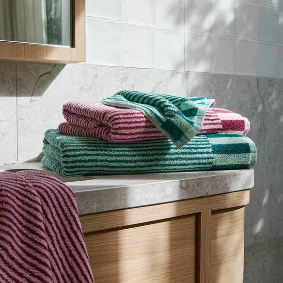 https://s3-ap-southeast-2.amazonaws.com/fusionfactory.commerceconnect.bbnt.production/pim_media/000/203/232/M_F_Summer_S25-26_LS_Bathroom_Towels_Kaito_Set_V7_SI.jpg?1761011132