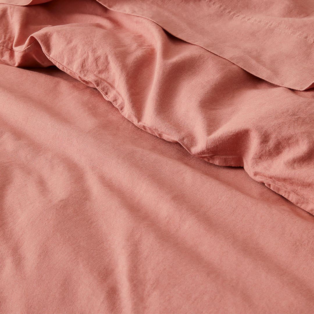 https://s3-ap-southeast-2.amazonaws.com/fusionfactory.commerceconnect.bbnt.production/pim_media/000/157/929/M_F_W24_Bedlinen_BOP_Olsen_Brick_QQC_Detail-1_SI.jpg?1704239363