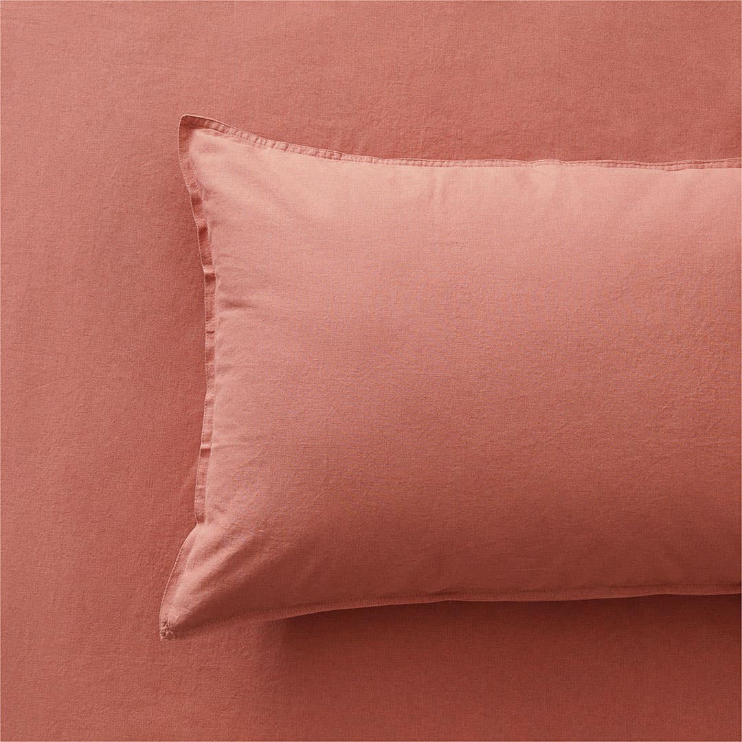 https://s3-ap-southeast-2.amazonaws.com/fusionfactory.commerceconnect.bbnt.production/pim_media/000/157/930/M_F_W24_Bedlinen_BOP_Olsen_Brick_QQC_Detail-2.jpg?1704239377