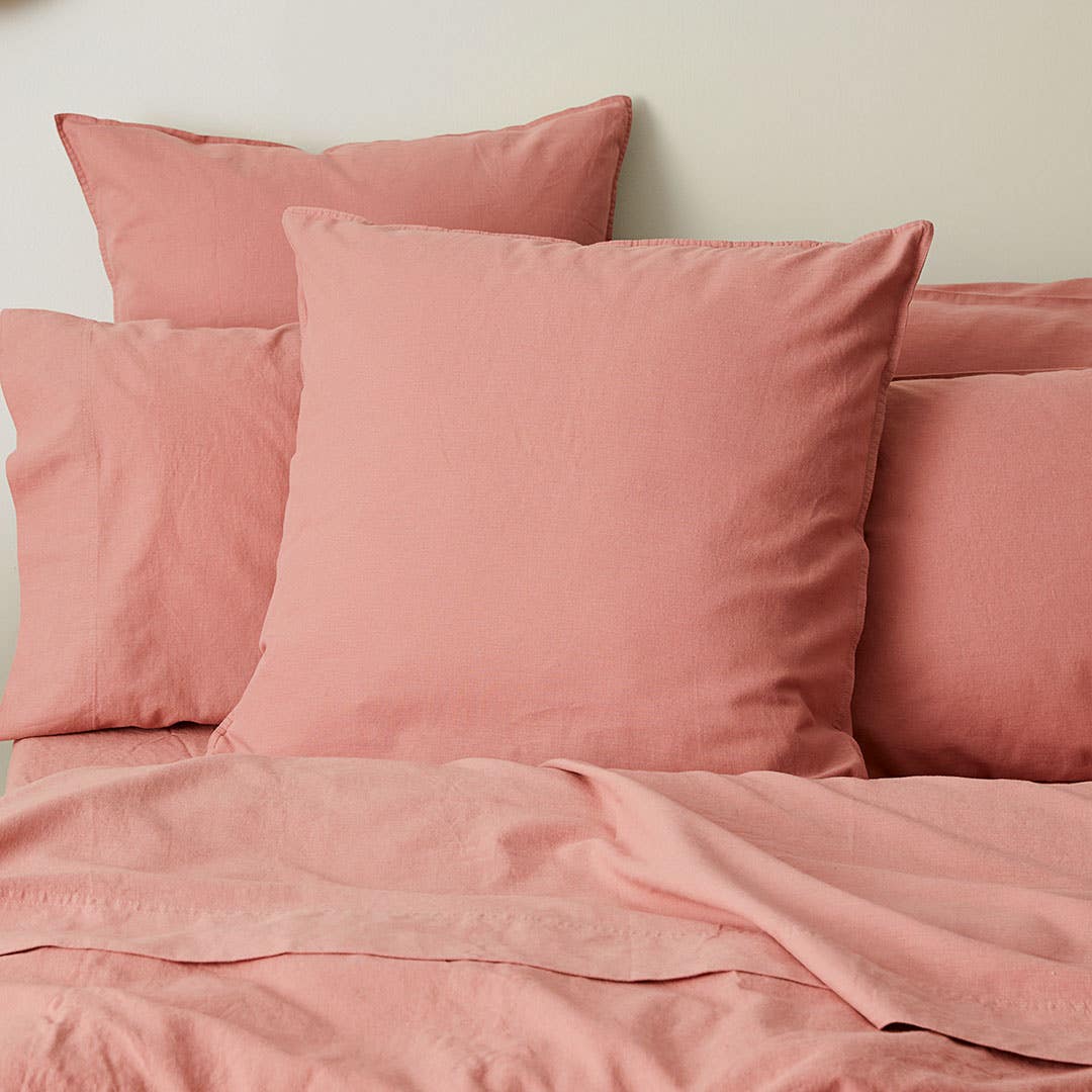 https://s3-ap-southeast-2.amazonaws.com/fusionfactory.commerceconnect.bbnt.production/pim_media/000/157/932/M_F_W24_Bedlinen_BOP_Olsen_Brick_QQC_Euro_SI.jpg?1704239413