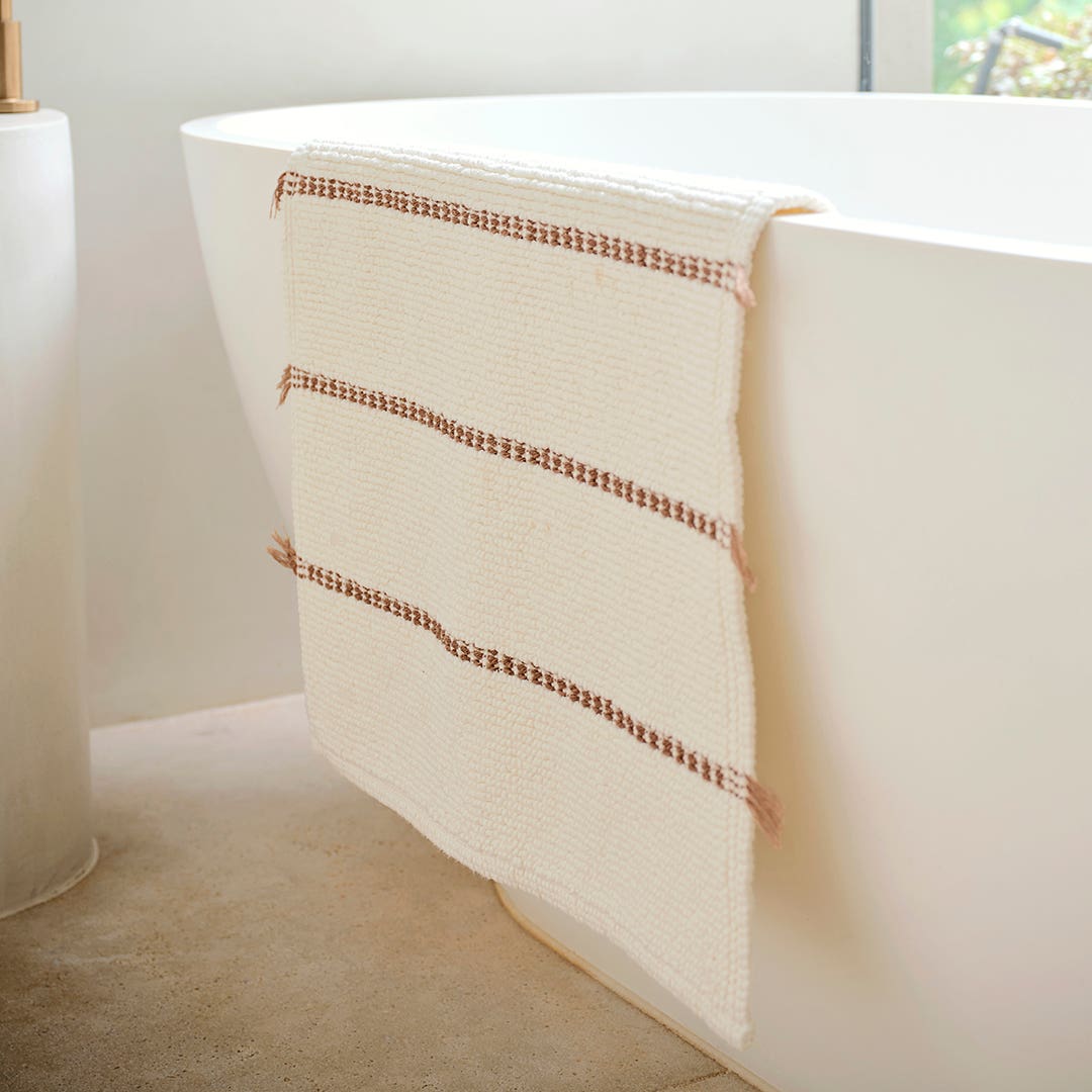 https://s3-ap-southeast-2.amazonaws.com/fusionfactory.commerceconnect.bbnt.production/pim_media/000/174/639/M_F_W24_LS_Bathroom-Henri_Stripe_Towel_Clay-Sami_Bathroom_Mat_Clay_SI.jpg?1730163052