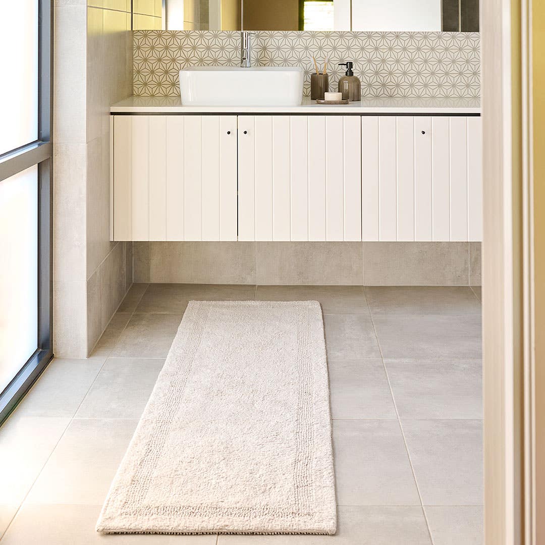 https://s3-ap-southeast-2.amazonaws.com/fusionfactory.commerceconnect.bbnt.production/pim_media/000/160/694/M_F_W24_LS_Bathroom_Runners_Braxton-Stone_V2_SI.jpg?1708490654