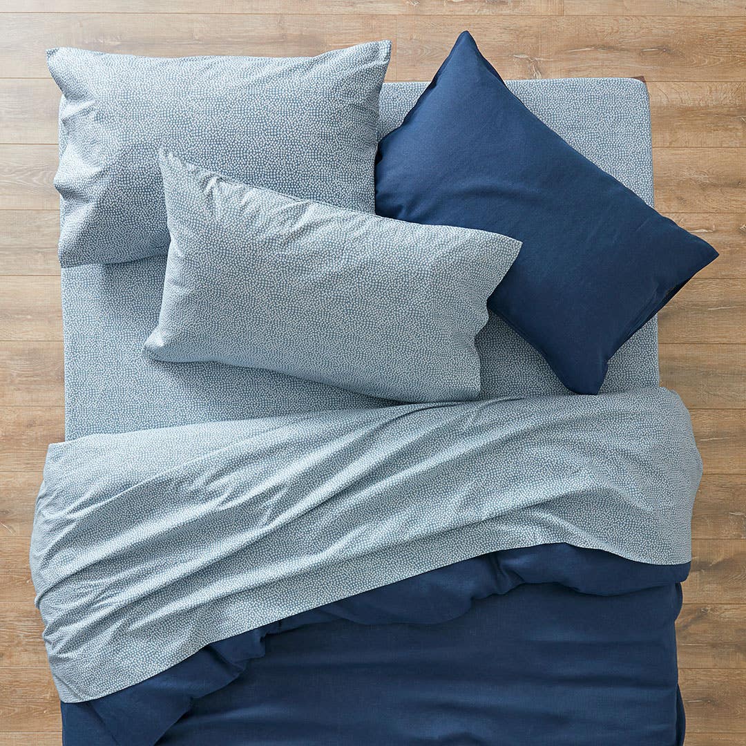 https://s3-ap-southeast-2.amazonaws.com/fusionfactory.commerceconnect.bbnt.production/pim_media/000/161/440/M_F_W24_Sheet-Sets_Flannelette_Ikura-Smoke-Blue_SS_SI.jpg?1709269469