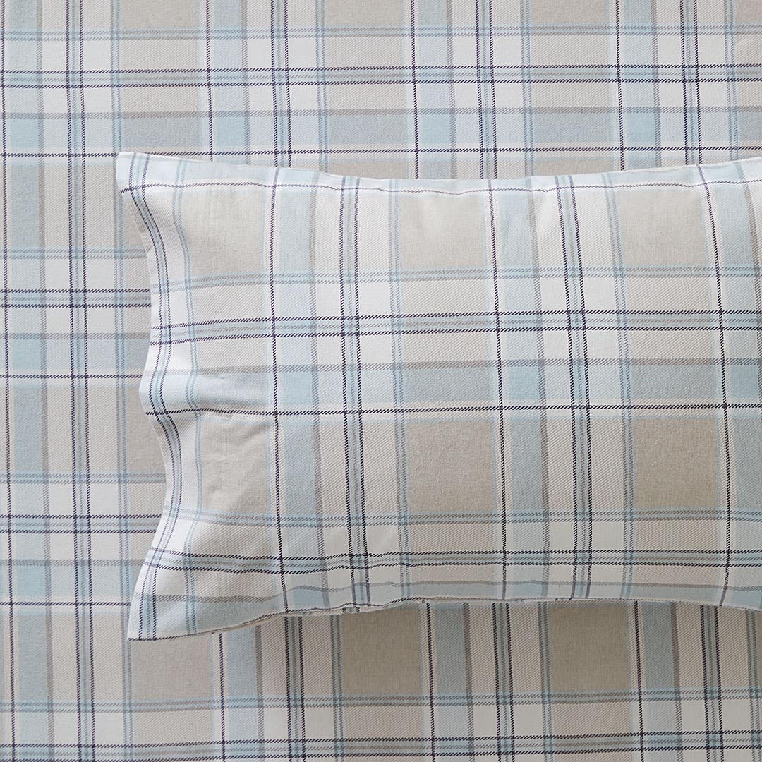https://s3-ap-southeast-2.amazonaws.com/fusionfactory.commerceconnect.bbnt.production/pim_media/000/156/433/M_F_W24_Sheet-Sets_Flannelette_Ivan_SS-Detail_SI.jpg?1700008150