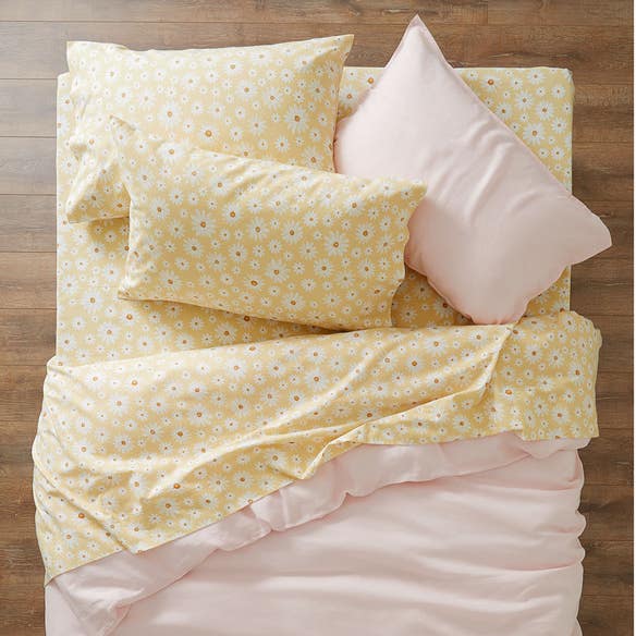 https://s3-ap-southeast-2.amazonaws.com/fusionfactory.commerceconnect.bbnt.production/pim_media/000/156/586/M_F_W24_Sheet-Sets_Flannelette_Maeva-Yellow_SS_SI.jpg?1700776382