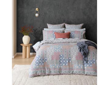 https://s3-ap-southeast-2.amazonaws.com/fusionfactory.commerceconnect.bbnt.production/pim_media/000/179/814/M_F_W25_Bedlinen_BOP_Serafina_QQC_SI.jpg?1733461032