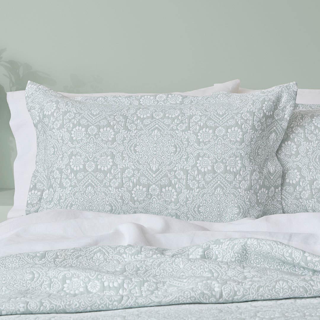https://s3-ap-southeast-2.amazonaws.com/fusionfactory.commerceconnect.bbnt.production/pim_media/000/185/463/M_F_W25_Bedspread_BOP_Carina_Sage_Pillow_SI.jpg?1735525121