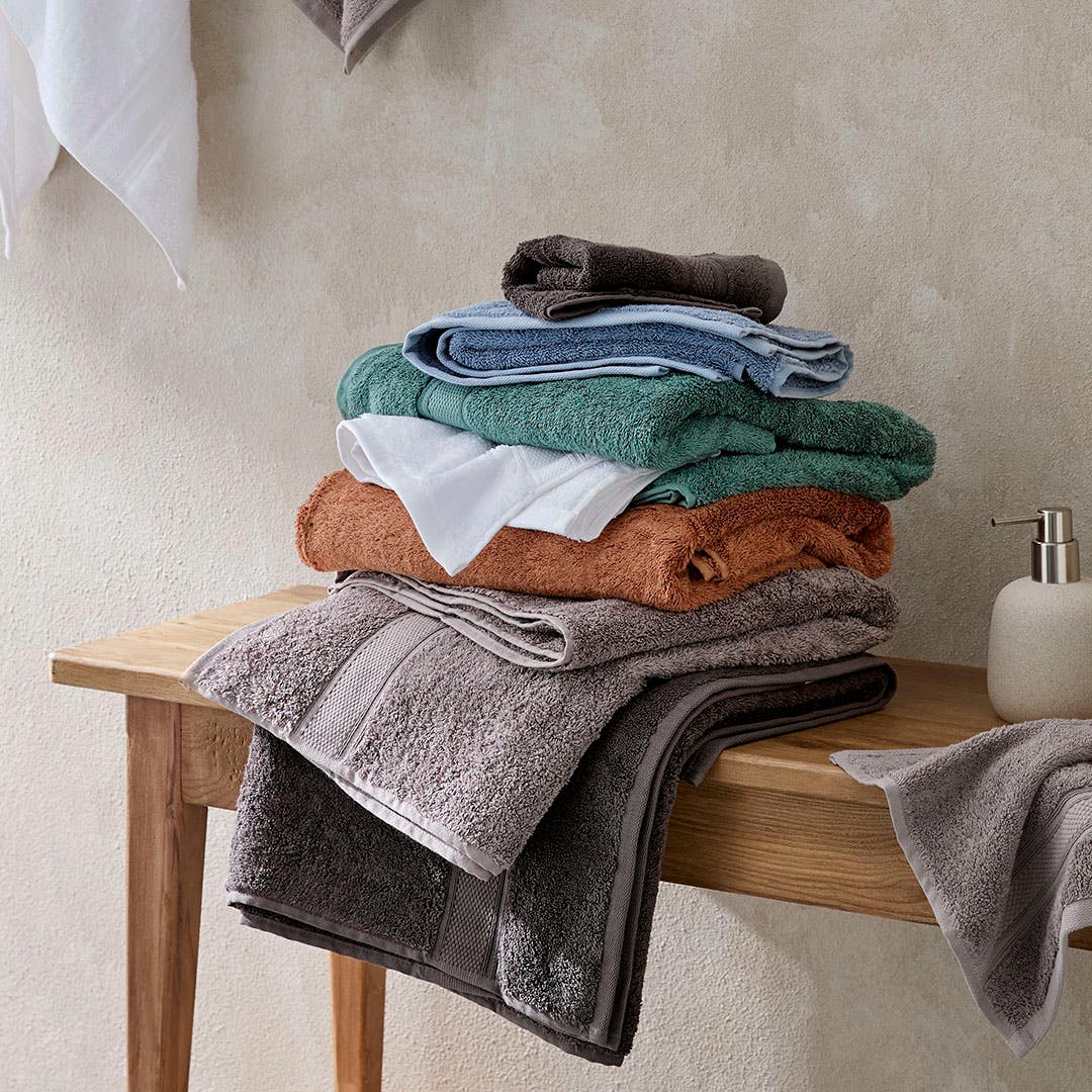 https://s3-ap-southeast-2.amazonaws.com/fusionfactory.commerceconnect.bbnt.production/pim_media/000/193/593/M_F_W25_LS_Egyptian_Towels-0312_SI.jpg?1744594185