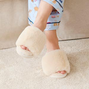 https://s3-ap-southeast-2.amazonaws.com/fusionfactory.commerceconnect.bbnt.production/pim_media/000/190/026/M_F_W25_Studio_LS_Flannelette_Shot_51_Fur_Light_Cream-097_SI.jpg?1740450146