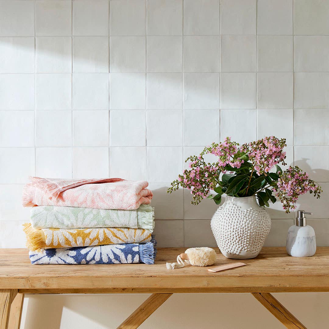https://s3-ap-southeast-2.amazonaws.com/fusionfactory.commerceconnect.bbnt.production/pim_media/000/189/450/M_F_W25_Towels_LS_Studio_Daisy_Set_SI.jpg?1739503463