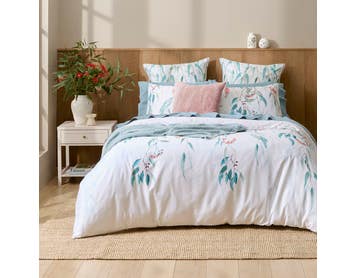 https://s3-ap-southeast-2.amazonaws.com/fusionfactory.commerceconnect.bbnt.production/pim_media/000/211/174/M_F_W26_Bedlinen_BOP_Bushland_QQC_SI.jpg?1773377532