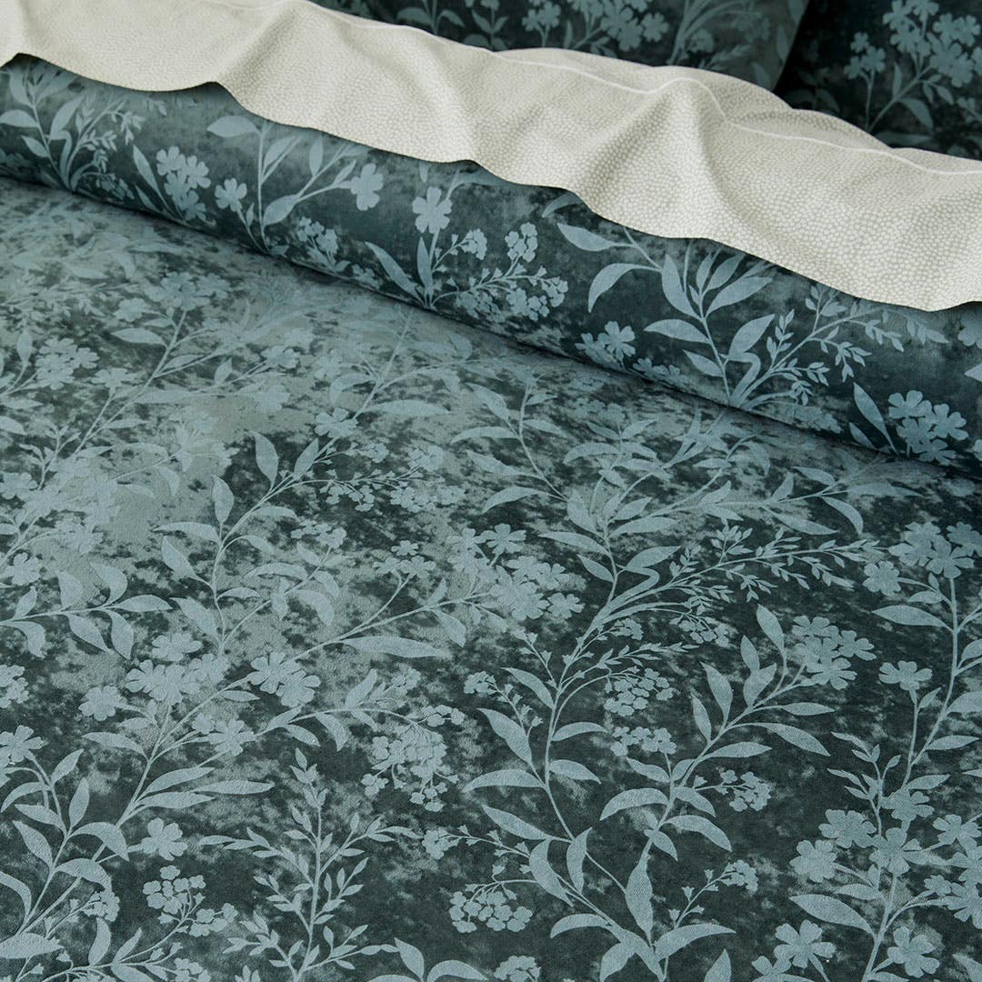 https://s3-ap-southeast-2.amazonaws.com/fusionfactory.commerceconnect.bbnt.production/pim_media/000/206/081/M_F_W26_Bedlinen_BOP_Fernvale_QQC_Detail_1_SI.jpg?1767138868