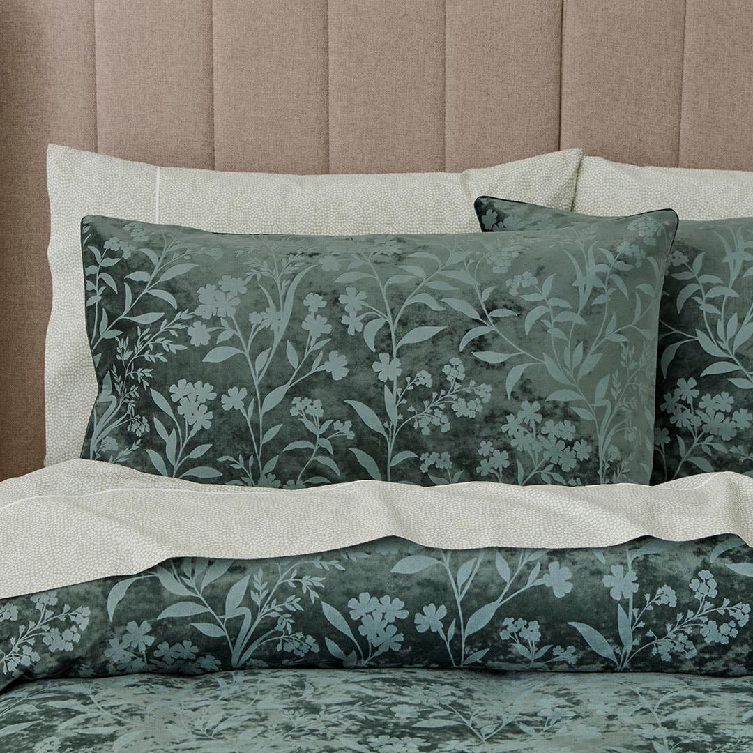 https://s3-ap-southeast-2.amazonaws.com/fusionfactory.commerceconnect.bbnt.production/pim_media/000/206/085/M_F_W26_Bedlinen_BOP_Fernvale_QQC_Pillow_SI.jpg?1767138869