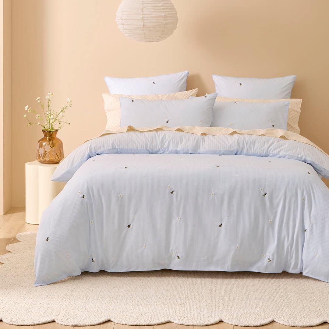 https://s3-ap-southeast-2.amazonaws.com/fusionfactory.commerceconnect.bbnt.production/pim_media/000/208/632/M_F_W26_Bedlinen_BOP_Honey_Embroidery_QQC_V2_SI.jpg?1770693856