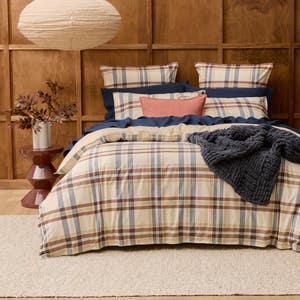 https://s3-ap-southeast-2.amazonaws.com/fusionfactory.commerceconnect.bbnt.production/pim_media/000/208/681/M_F_W26_Bedlinen_BOP_Jensen_QQC_SI.jpg?1770695094