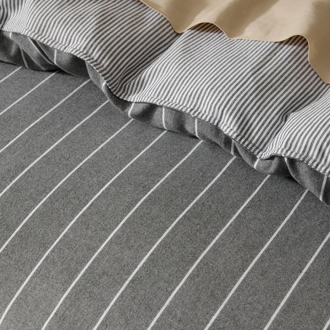 https://s3-ap-southeast-2.amazonaws.com/fusionfactory.commerceconnect.bbnt.production/pim_media/000/205/482/M_F_W26_Bedlinen_BOP_Lex-Charcoal_QQC_Detail-1_SI.jpg?1765328776