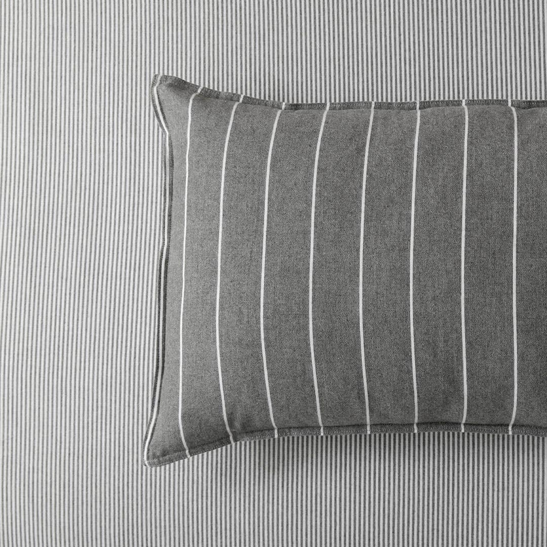 https://s3-ap-southeast-2.amazonaws.com/fusionfactory.commerceconnect.bbnt.production/pim_media/000/205/483/M_F_W26_Bedlinen_BOP_Lex-Charcoal_QQC_Detail-2_SI.jpg?1765328776