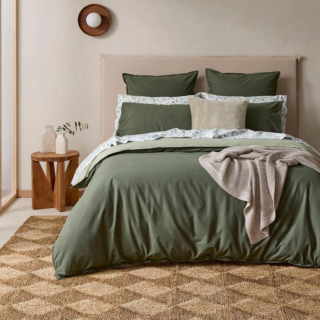 https://s3-ap-southeast-2.amazonaws.com/fusionfactory.commerceconnect.bbnt.production/pim_media/000/206/251/M_F_W26_Bedlinen_BOP_Lusso-Sage_Moss_QQC_SI.jpg?1767143358
