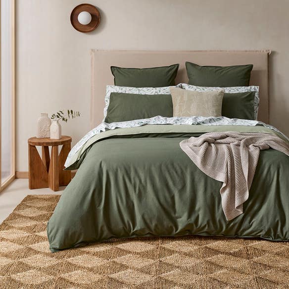 https://s3-ap-southeast-2.amazonaws.com/fusionfactory.commerceconnect.bbnt.production/pim_media/000/206/251/M_F_W26_Bedlinen_BOP_Lusso-Sage_Moss_QQC_SI.jpg?1767143358