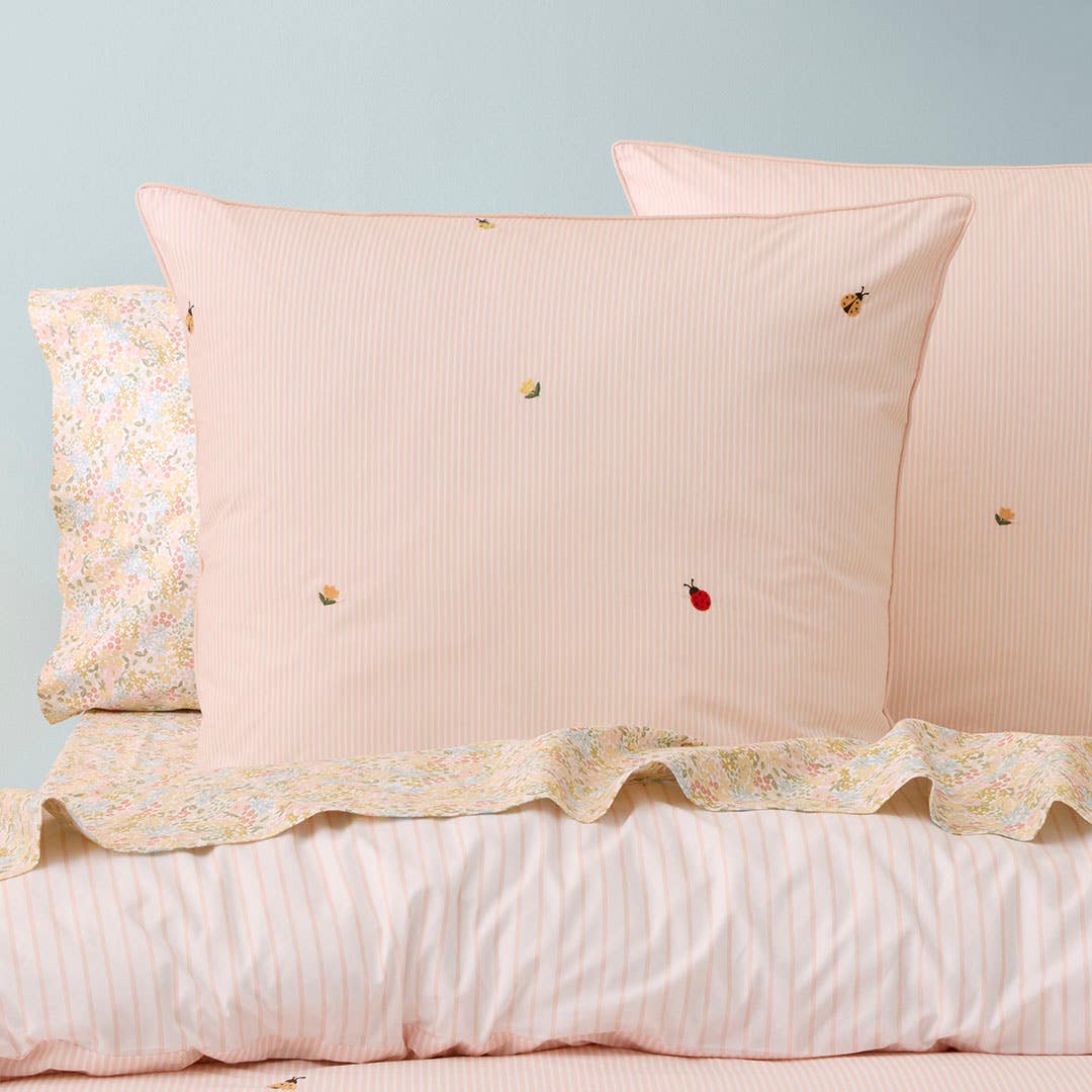 https://s3-ap-southeast-2.amazonaws.com/fusionfactory.commerceconnect.bbnt.production/pim_media/000/209/016/M_F_W26_Bedlinen_BOP_Maddie_Embroidery_QQC_Euro_SI.jpg?1770766620