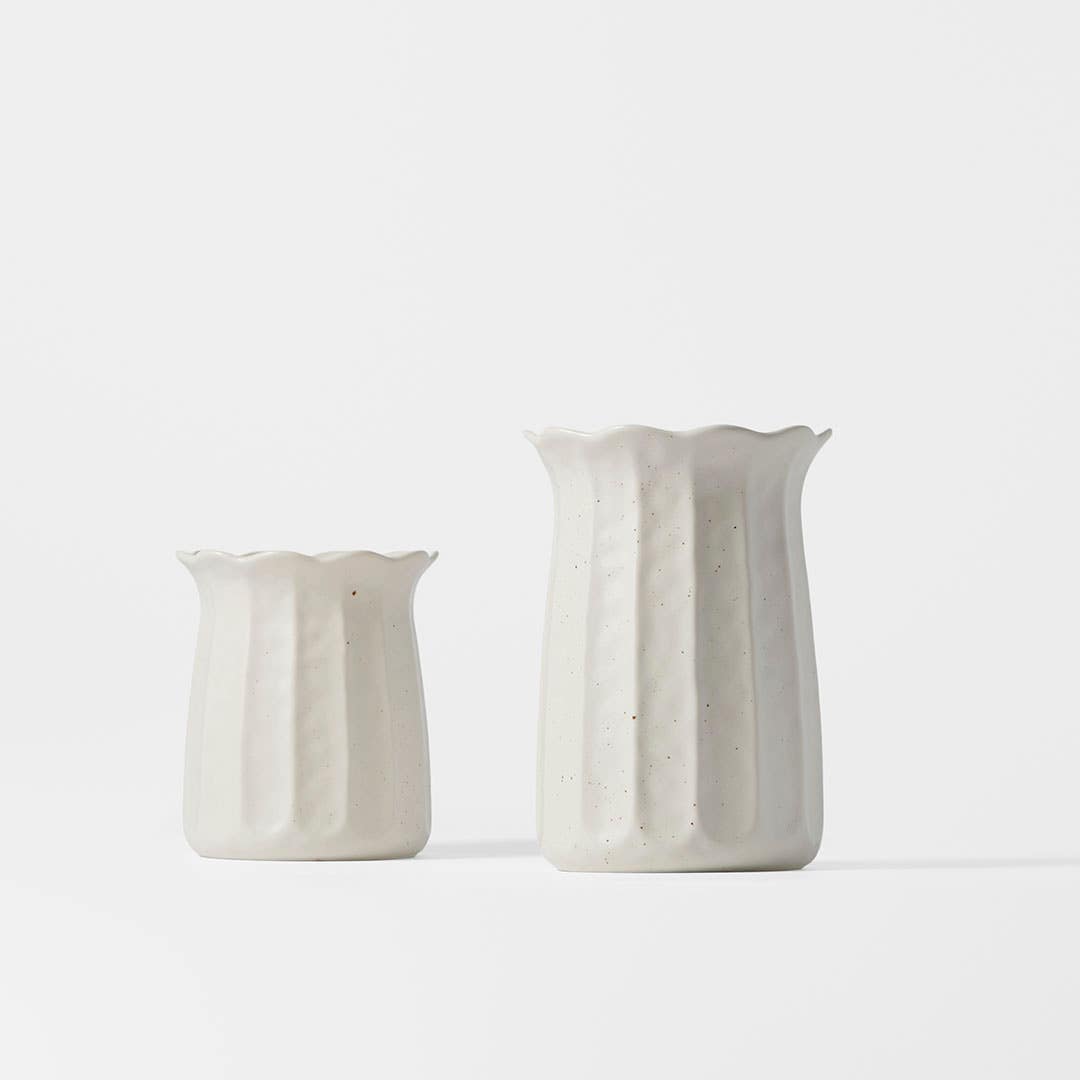 https://s3-ap-southeast-2.amazonaws.com/fusionfactory.commerceconnect.bbnt.production/pim_media/000/205/722/M_F_W26_Curtis-Ceramic-Vase_Range_White_26894_R_02_SI.jpg?1765343264
