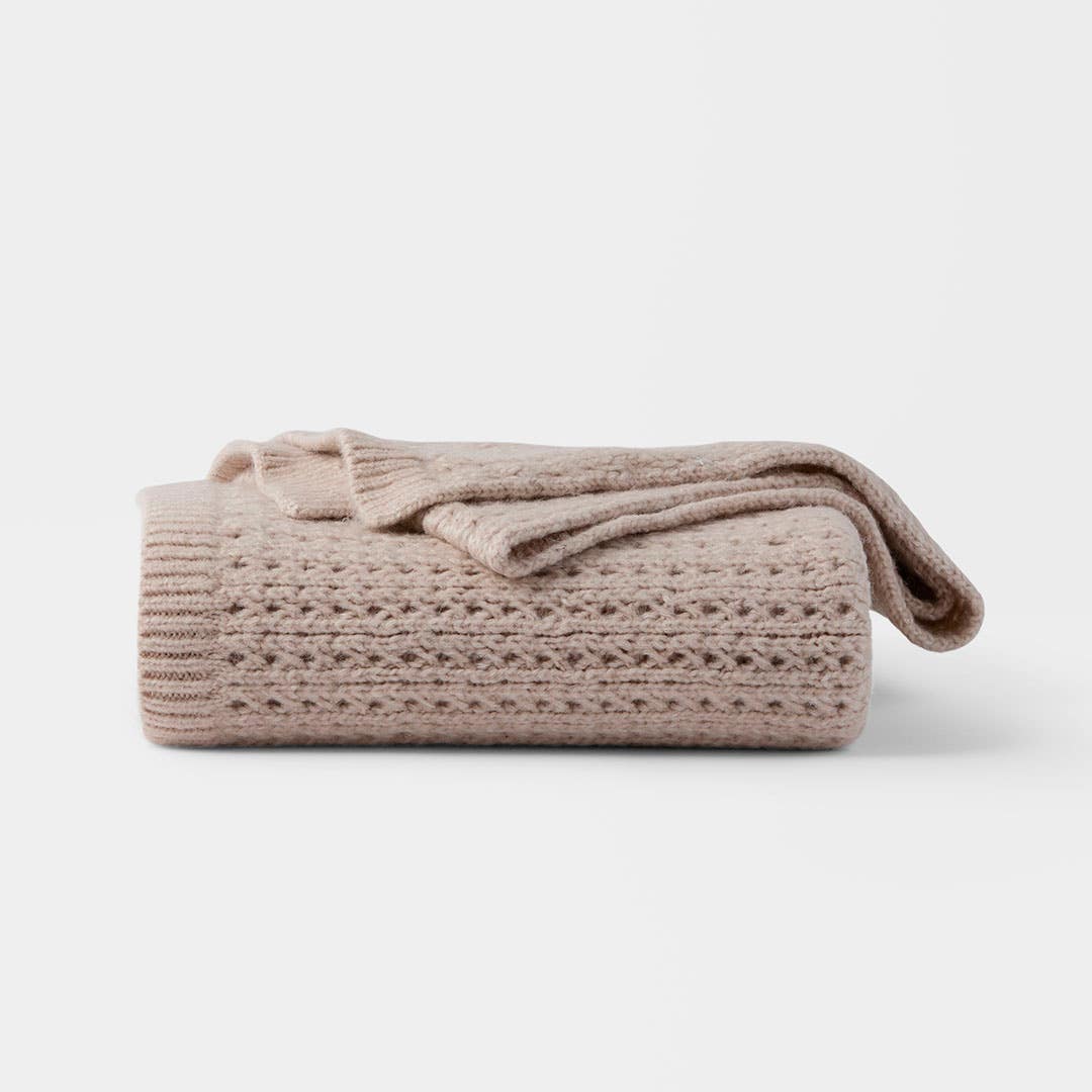https://s3-ap-southeast-2.amazonaws.com/fusionfactory.commerceconnect.bbnt.production/pim_media/000/209/294/M_F_W26_Emmie-Knitted-Throw_Nutmeg_26938102_SI.jpg?1770773032