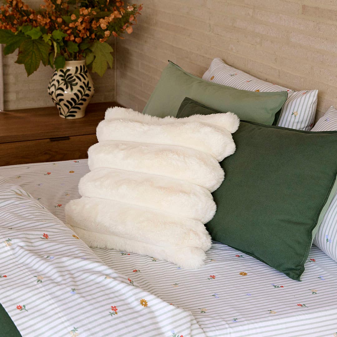 https://s3-ap-southeast-2.amazonaws.com/fusionfactory.commerceconnect.bbnt.production/pim_media/000/210/826/M_F_W26_Flannel_Malvern_LS_Cushions_Alaska_Fur-Ivory_SI.jpg?1772689808