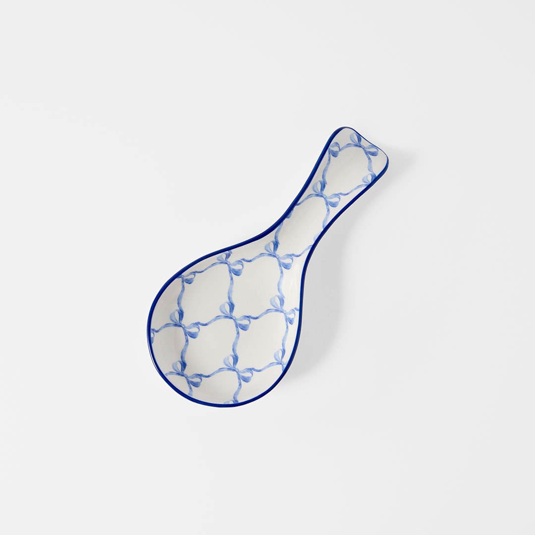 https://s3-ap-southeast-2.amazonaws.com/fusionfactory.commerceconnect.bbnt.production/pim_media/000/206/441/M_F_W26_Floral-Bow-Spoon-Rest_Blue_26854501_SI.jpg?1767156934