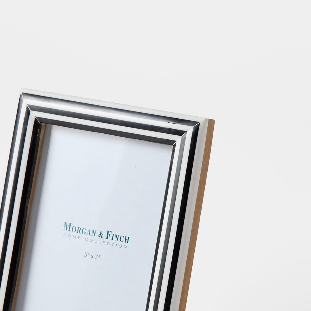 https://s3-ap-southeast-2.amazonaws.com/fusionfactory.commerceconnect.bbnt.production/pim_media/000/210/037/M_F_W26_Horgan-Resin-Frame-5x7_Navy-White_26906201_Detail_SI.jpg?1771221155