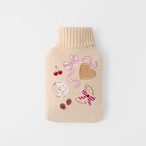 https://s3-ap-southeast-2.amazonaws.com/fusionfactory.commerceconnect.bbnt.production/pim_media/000/209/462/M_F_W26_Hot-Water-Bottle-Pastry-Club_Yellow-multi_26898201_SI.jpg?1770789160