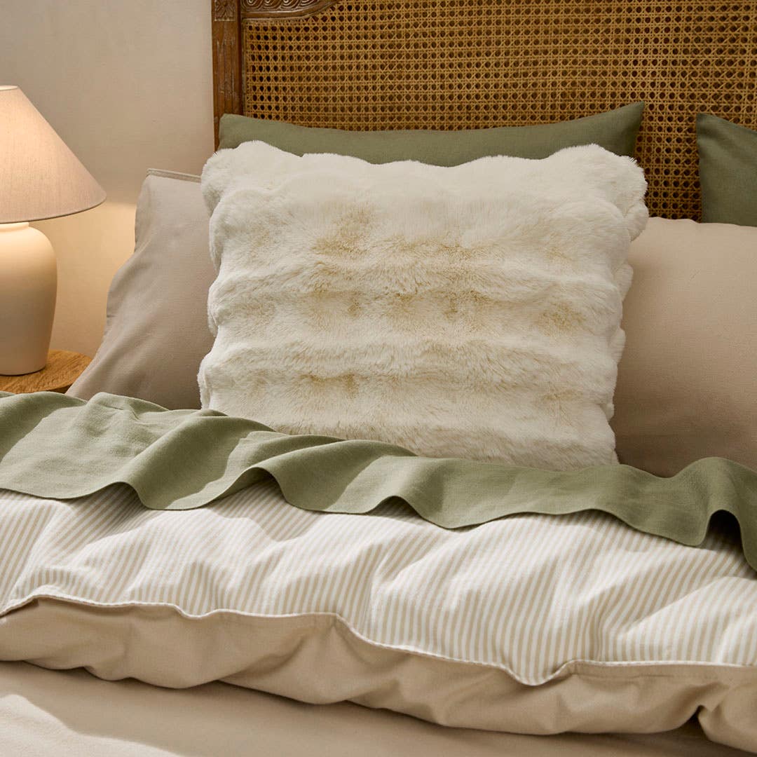 https://s3-ap-southeast-2.amazonaws.com/fusionfactory.commerceconnect.bbnt.production/pim_media/000/211/636/M_F_W26_LS_Cushion_Malmo_Faux_Fur_Ivory_SI.jpg?1774306083