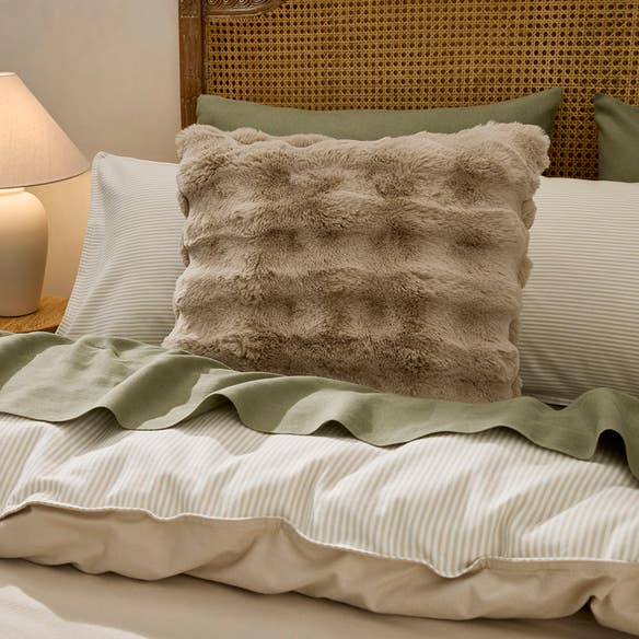 https://s3-ap-southeast-2.amazonaws.com/fusionfactory.commerceconnect.bbnt.production/pim_media/000/211/638/M_F_W26_LS_Cushion_Malmo_Faux_Fur_Pumice_SI.jpg?1774306167