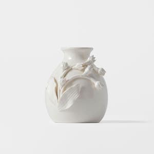 https://s3-ap-southeast-2.amazonaws.com/fusionfactory.commerceconnect.bbnt.production/pim_media/000/205/898/M_F_W26_Lucerne-Ceramic-Vase-Sml_White_26890301_SI.jpg?1767058897