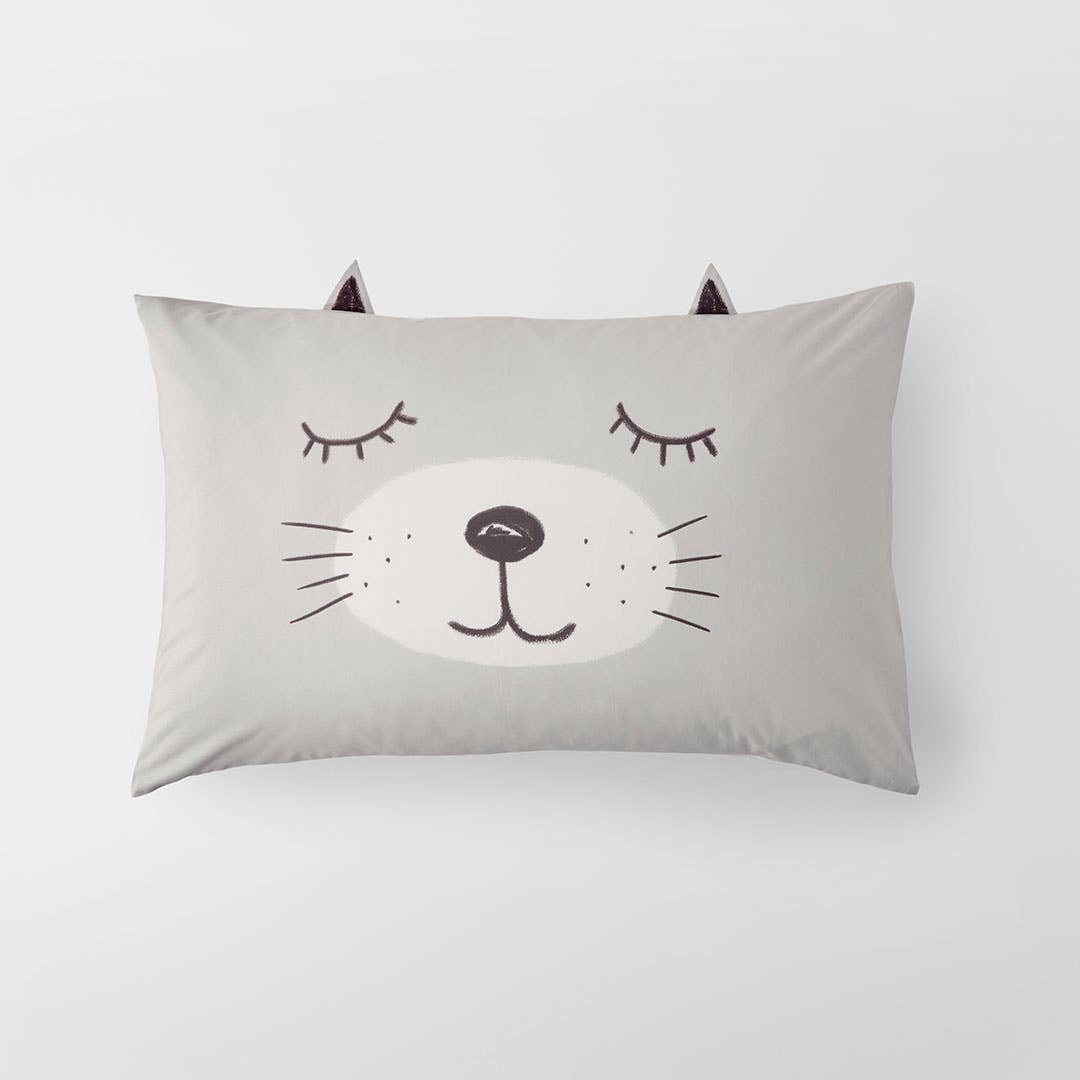 https://s3-ap-southeast-2.amazonaws.com/fusionfactory.commerceconnect.bbnt.production/pim_media/000/210/627/M_F_W26_Novelty-Std-Pcea-Cat-Face_White_26943001_SI.jpg?1772588159