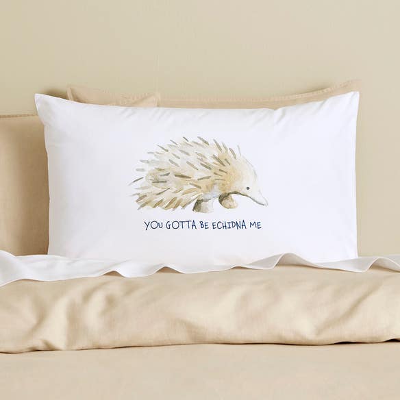 https://s3-ap-southeast-2.amazonaws.com/fusionfactory.commerceconnect.bbnt.production/pim_media/000/206/852/M_F_W26_Novelty-Std-Pcea-Echidna-Me_White_26942701_PKG_SI.jpg?1767918013