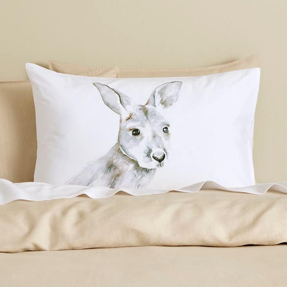 https://s3-ap-southeast-2.amazonaws.com/fusionfactory.commerceconnect.bbnt.production/pim_media/000/206/856/M_F_W26_Novelty-Std-Pcea-Kangaroo_White_26942801_PKG_SI.jpg?1767918716