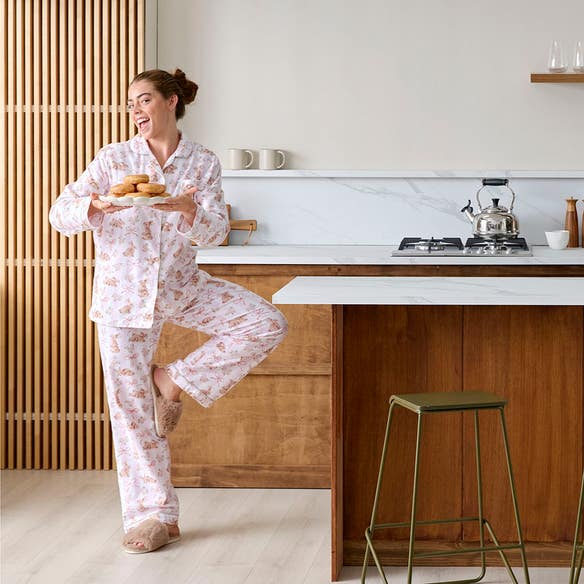 https://s3-ap-southeast-2.amazonaws.com/fusionfactory.commerceconnect.bbnt.production/pim_media/000/209/619/M_F_W26_PJs_Studio_LS_Bunny_Bow_Flannel_PJs_S_SI.jpg?1770858333