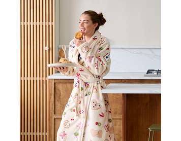 https://s3-ap-southeast-2.amazonaws.com/fusionfactory.commerceconnect.bbnt.production/pim_media/000/210/351/M_F_W26_PJs_Studio_LS_Combi_Robe_S-M_Pastry_Club_Plush_Robe_SI.jpg?1772069743