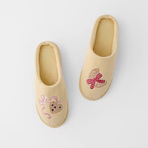 https://s3-ap-southeast-2.amazonaws.com/fusionfactory.commerceconnect.bbnt.production/pim_media/000/208/365/M_F_W26_Pastry-Club-Slippers-S-M_Lemon-Yellow_26850301_SI.jpg?1770602000