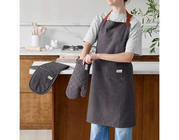https://s3-ap-southeast-2.amazonaws.com/fusionfactory.commerceconnect.bbnt.production/pim_media/000/211/258/M_F_W26_Studio_LS_Napery_Denim_Apron_Glove_SI.jpg?1773626533