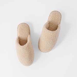 https://s3-ap-southeast-2.amazonaws.com/fusionfactory.commerceconnect.bbnt.production/pim_media/000/205/996/M_F_W26_Teddy-Fur-Slipper-Sml-Med_Oatmeal_26851301_SI.jpg?1767069659