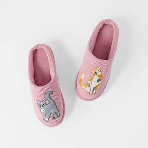 https://s3-ap-southeast-2.amazonaws.com/fusionfactory.commerceconnect.bbnt.production/pim_media/000/206/007/M_F_W26_Tingles-Slippers-S-M_Pink_26850901_SI.jpg?1767070333