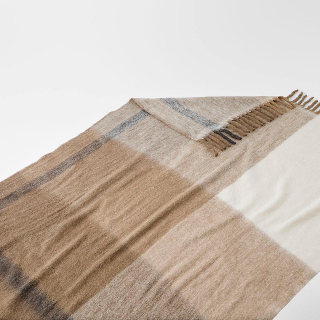 https://s3-ap-southeast-2.amazonaws.com/fusionfactory.commerceconnect.bbnt.production/pim_media/000/210/583/M_F_W26_Torben-Throw_Taupe-Natural_26936302_Detail-02_SI.jpg?1772585143