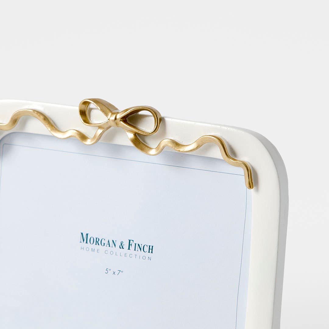 https://s3-ap-southeast-2.amazonaws.com/fusionfactory.commerceconnect.bbnt.production/pim_media/000/206/015/M_F_W26_Trailing-Bow-Photo-Frame-5x7_White-Gold_26892301_Detail_SI.jpg?1767070788
